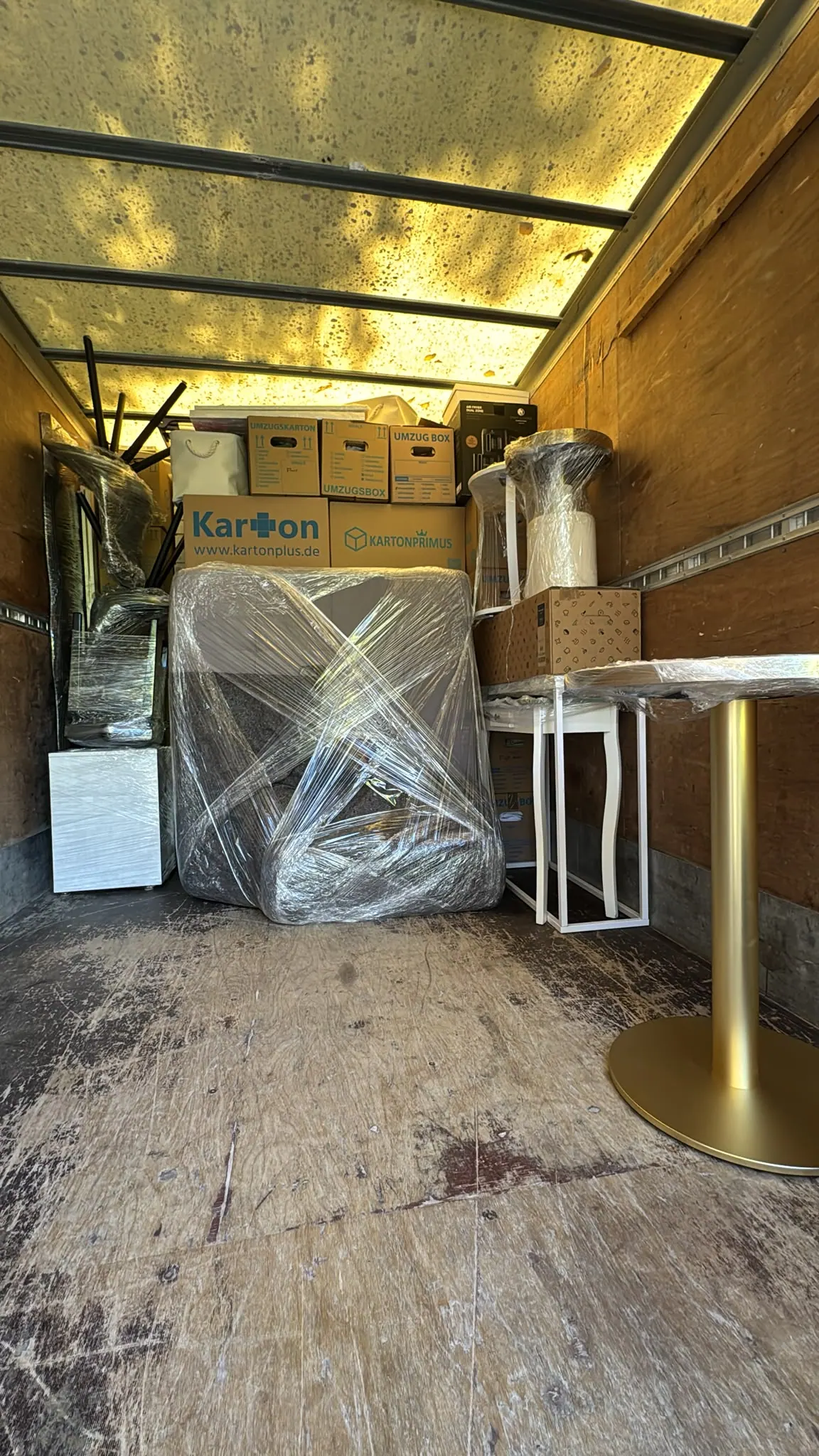 Verpackte Möbel und Umzugskartons im Laderaum